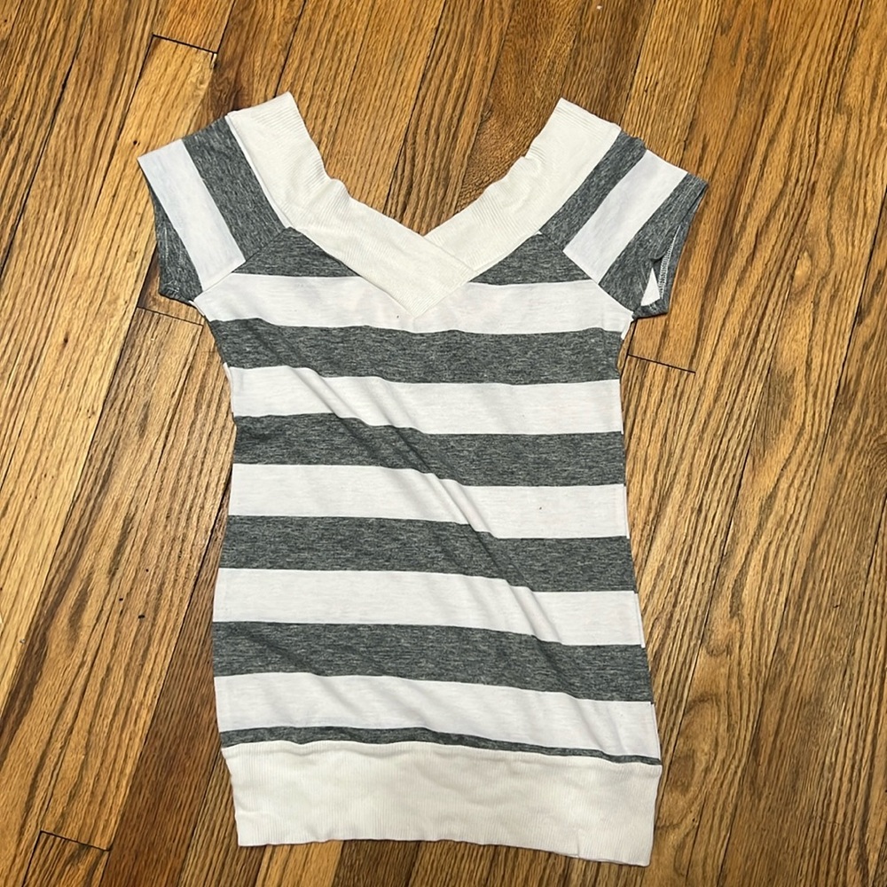 Wet Seal Short Sleeve V Neck Top - Picture 4 of 4